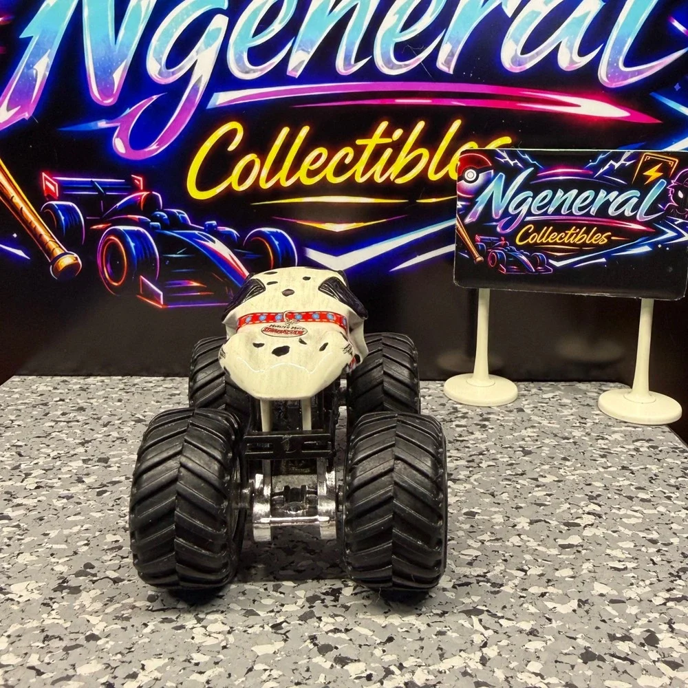 Hot Wheels Monster Jam Monster Mutt Dalmatian 1:64 Diecast Truck White Black